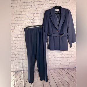 Le Suit. Ladies Dark-blue 2-piece pant suit. Size 12.